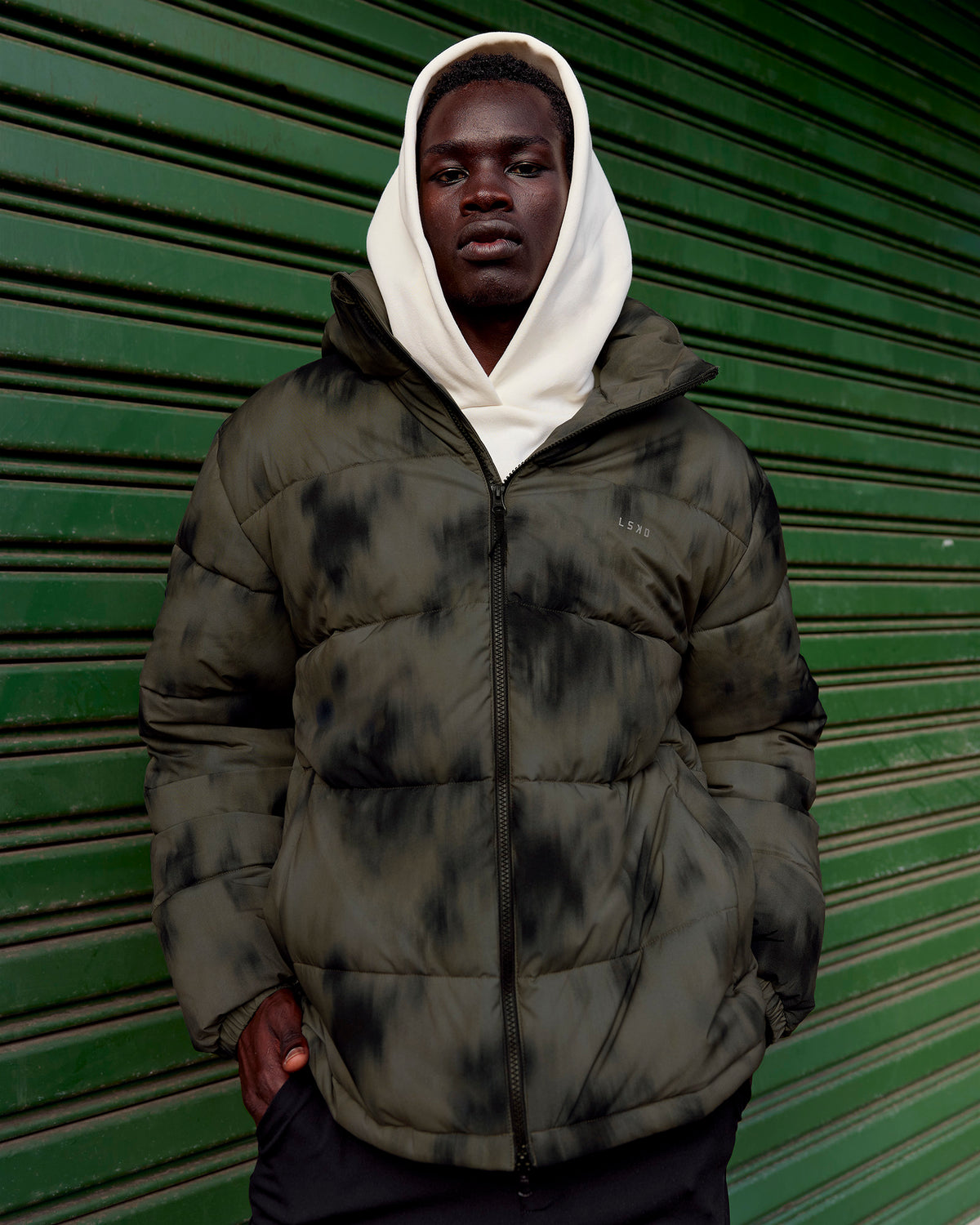 Man wearing Base Puffer Jacket - Camo Washed Walnut Grey | Model:Mabyro | Size:M