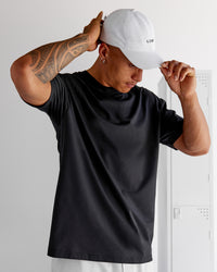 Man wearing Forever EffortlessTech Tee - Black | Model:Daarian | Size:M | Thumbnail Index: 1