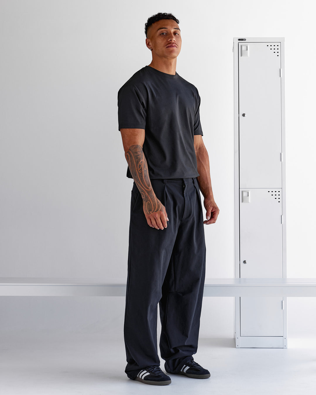Man wearing Forever EffortlessTech Tee - Black | Model:Daarian | Size:M - view 6