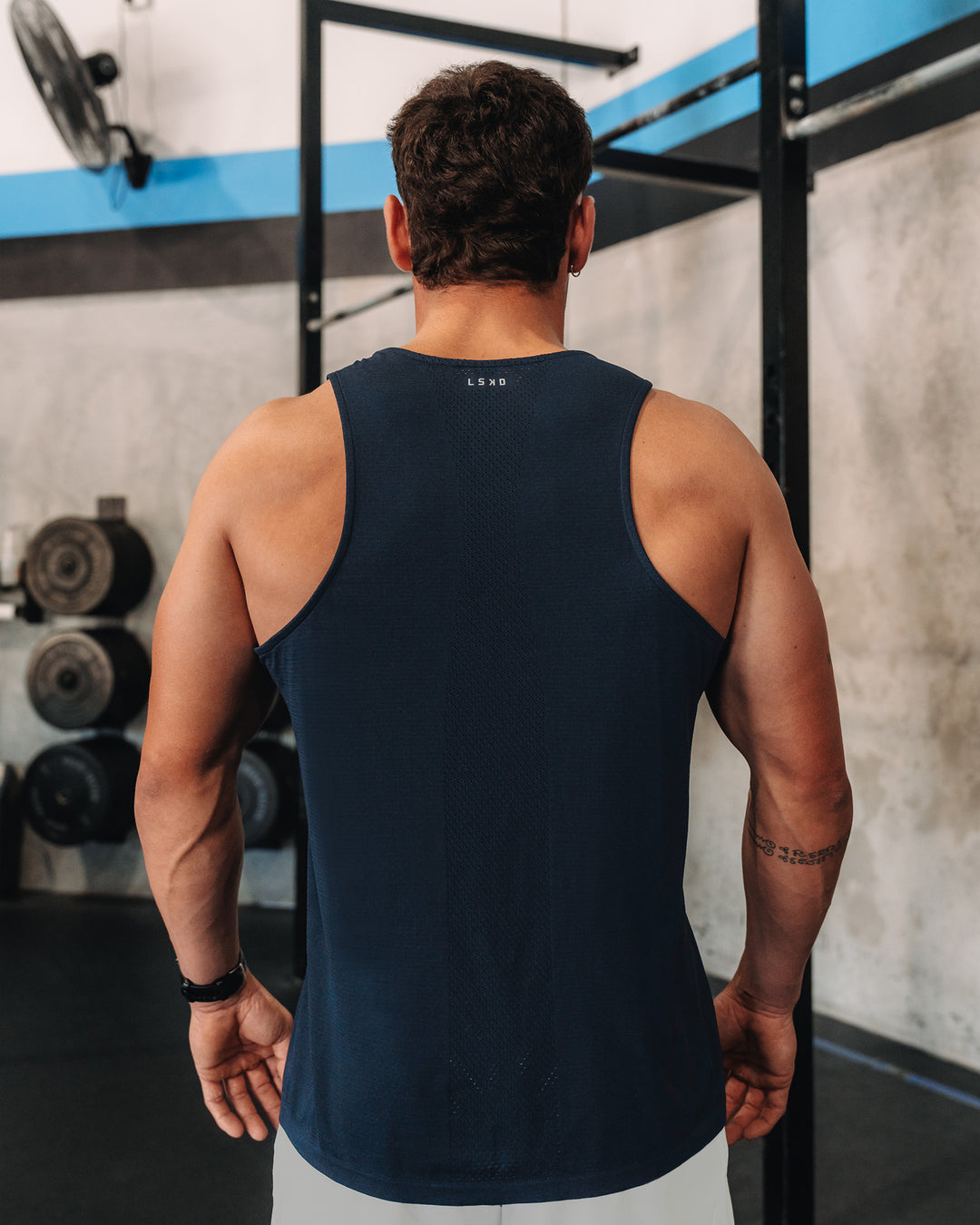 Man wearing AeroFLX+ Seamless Tank - Navy/Navy | Model:| Size:M - view 9