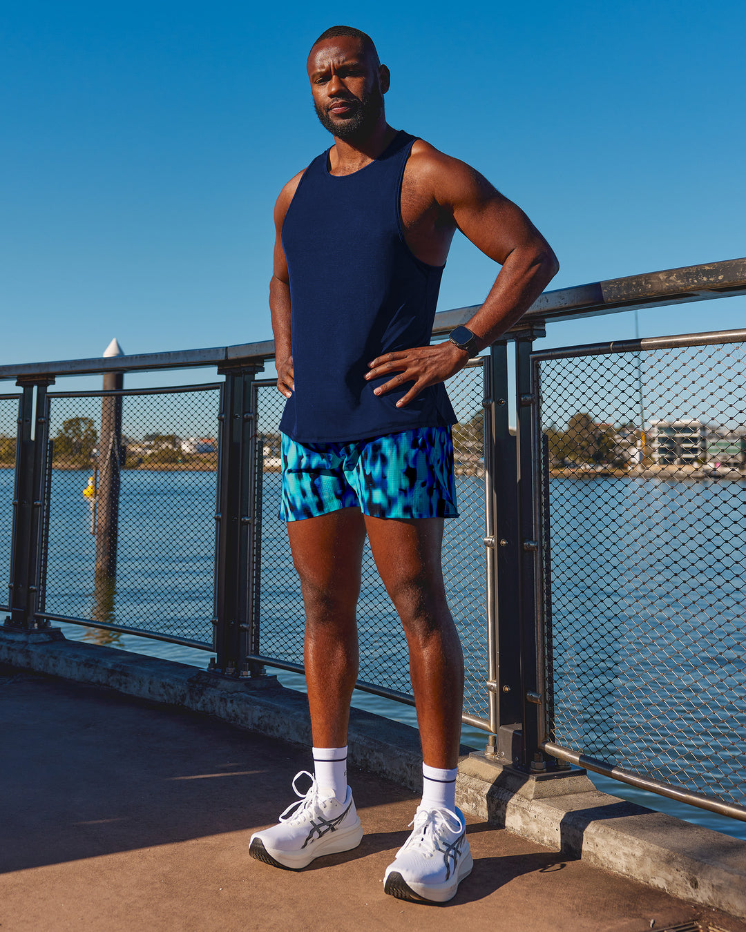 Man wearing Pace Running Tank - Midnight Blue | Model:Herve | Size:M - view 6