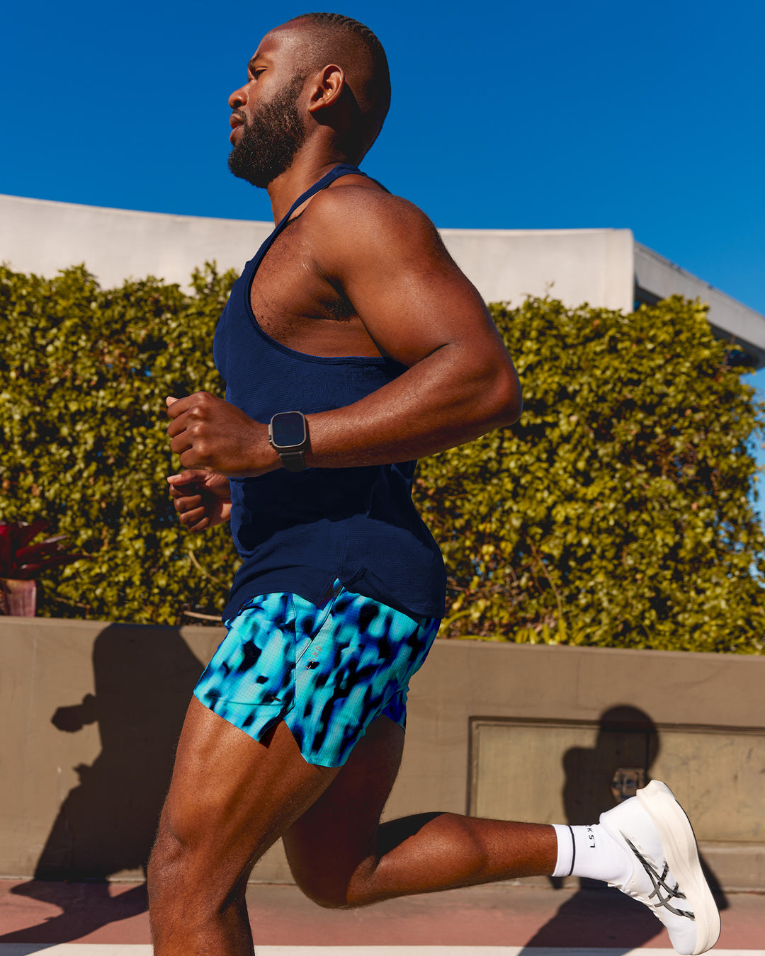Man wearing Pace Running Tank - Midnight Blue | Model:Herve | Size:M - view 2