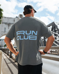Man wearing Runner& | Thumbnail Index: 1