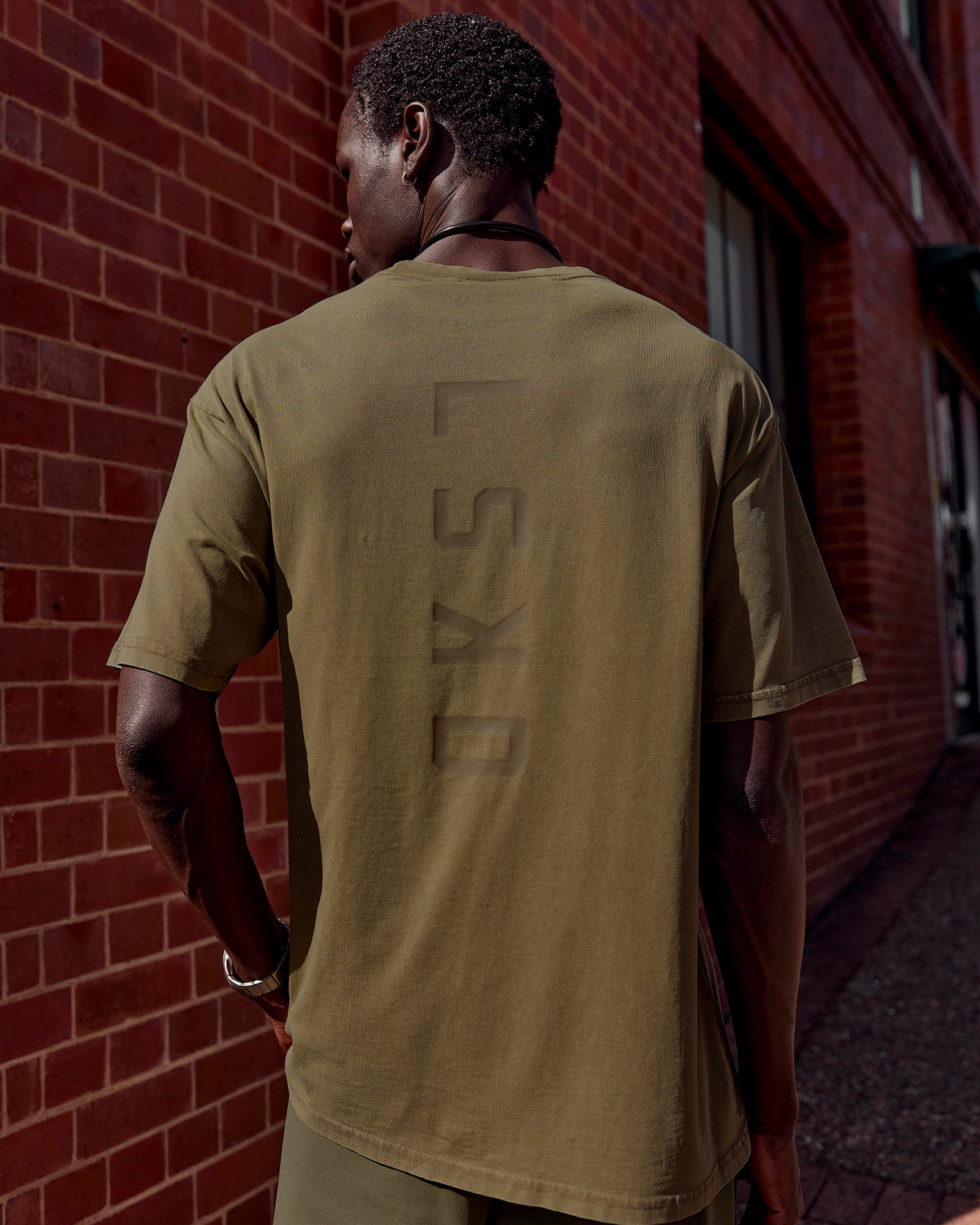 Man wearing Shadow Mode FLXCotton Oversized Tee - Walnut Grey Washed | Model:Mabyro | Size:M