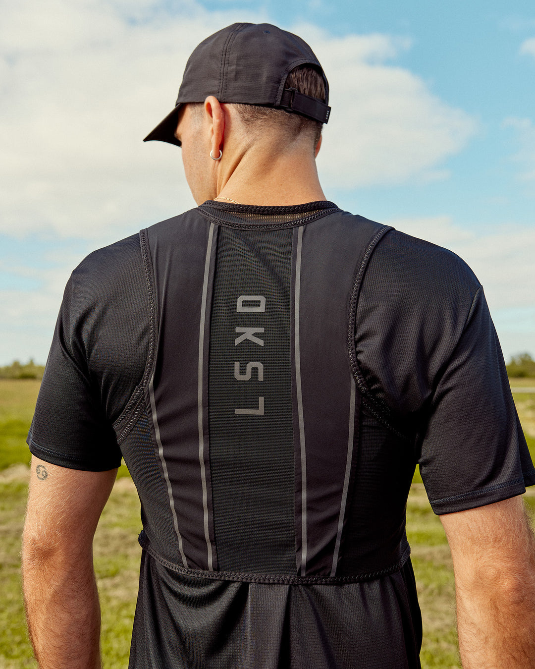 Woman wearing Pace Running Vest - Black-Reflective | Model:Jesse | Size:M/L - view 17