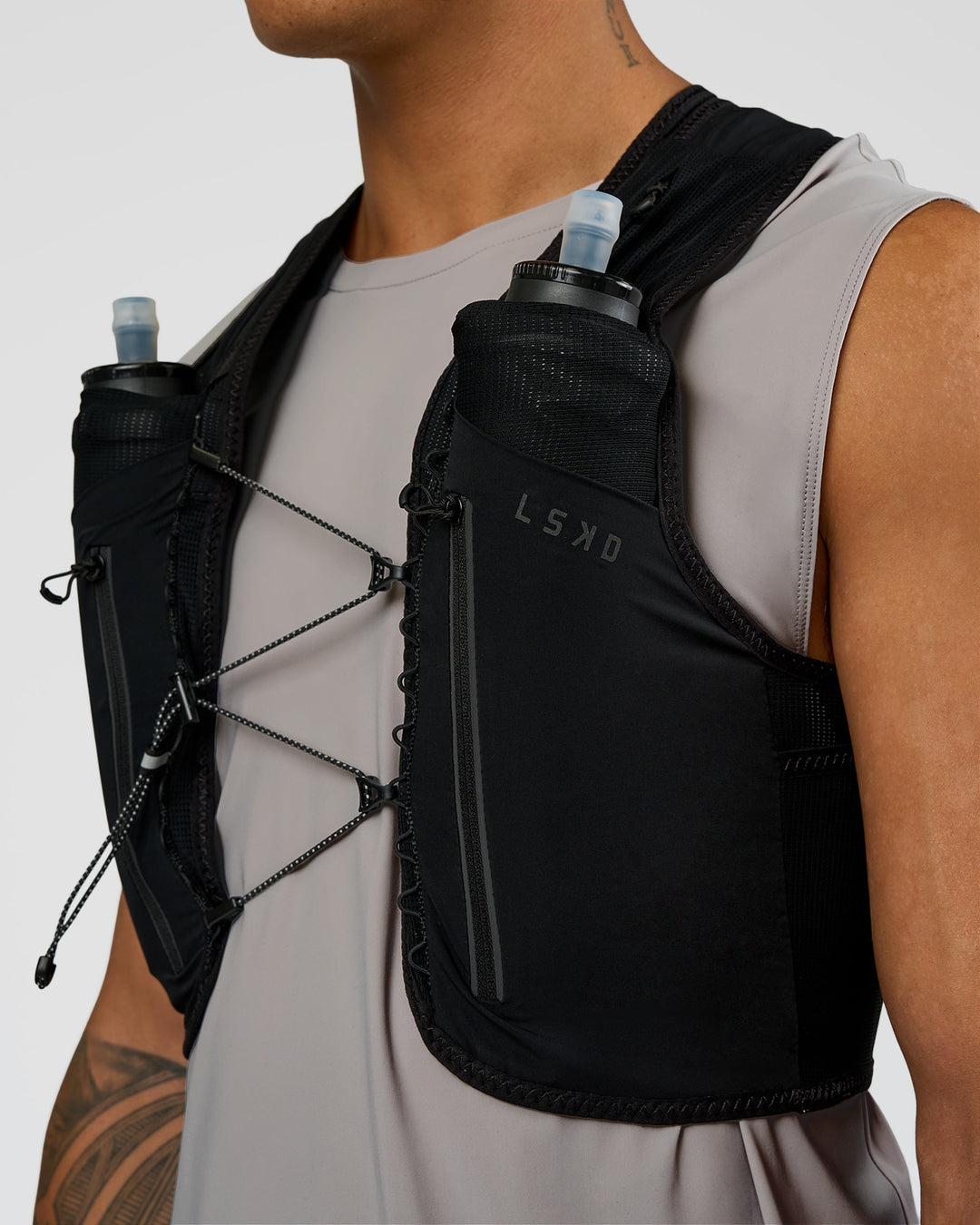 Woman wearing Pace Running Vest - Black-Reflective | Model:Daarian | Size:M/L - view 20