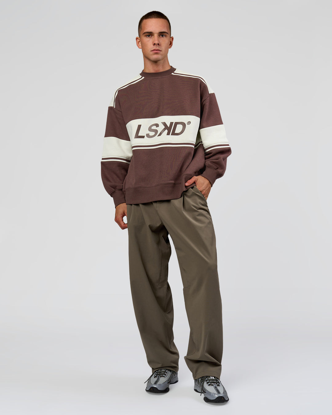 Man wearing A-Team Sweater Oversize in Cocoa Powder-Off White | Model:Albert | Size:M - view 3
