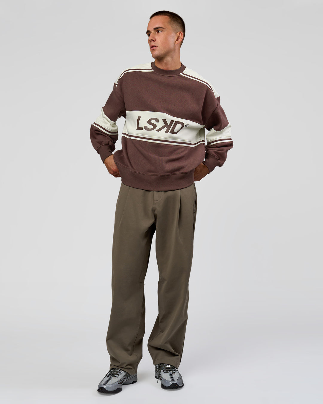 Man wearing A-Team Sweater Oversize in Cocoa Powder-Off White | Model:Albert | Size:M - view 4