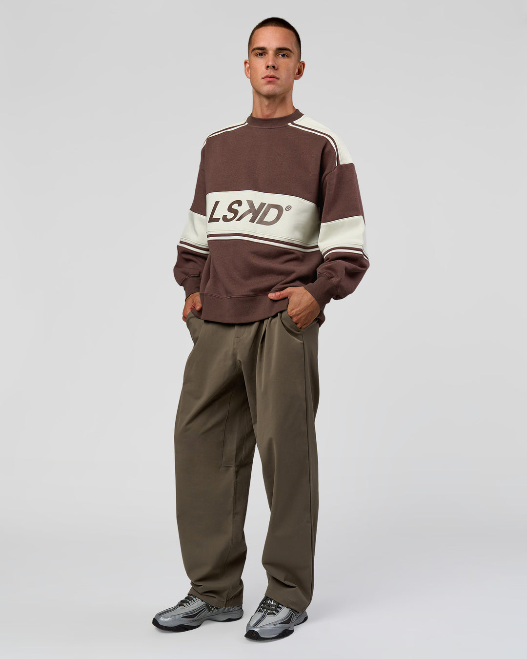 Man wearing A-Team Sweater Oversize in Cocoa Powder-Off White | Model:Albert | Size:M - view 5