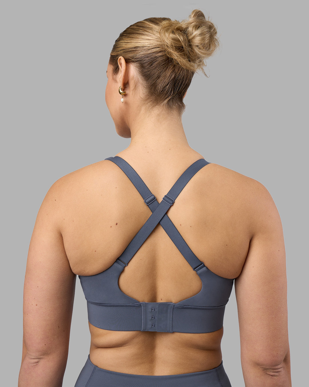 Woman wearing Accelerate Sports Bra - Night Shadow | Set:true | Angle:back | Model:Amy | Size:M - view 2
