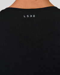 Man wearing AeroFLX+ Seamless Long Sleeve Tee (Set in Sleeve) in Black/Black | Model:Albert | Size:M | Thumbnail Index: 3