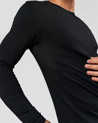 Man wearing AeroFLX+ Seamless Long Sleeve Tee (Set in Sleeve) in Black/Black | Model:Albert | Size:M | Thumbnail Index: 9