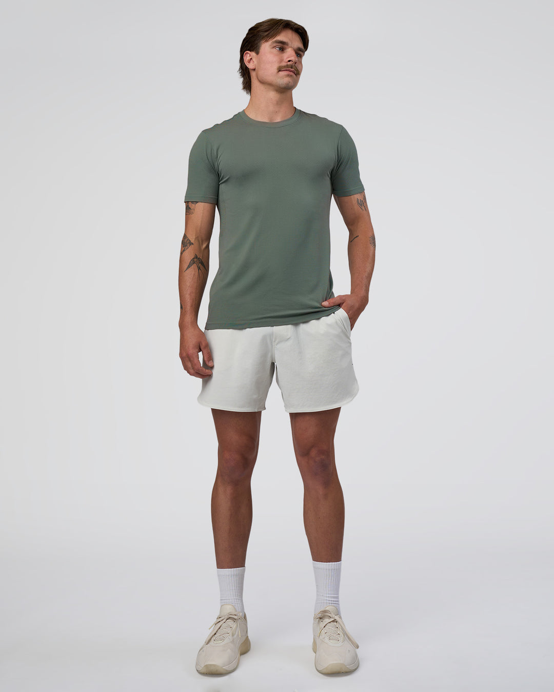 Man wearing AeroFLX+ Seamless Set In Tee - Graphite/Graphite | Model:Konnor | Size:M - view 6