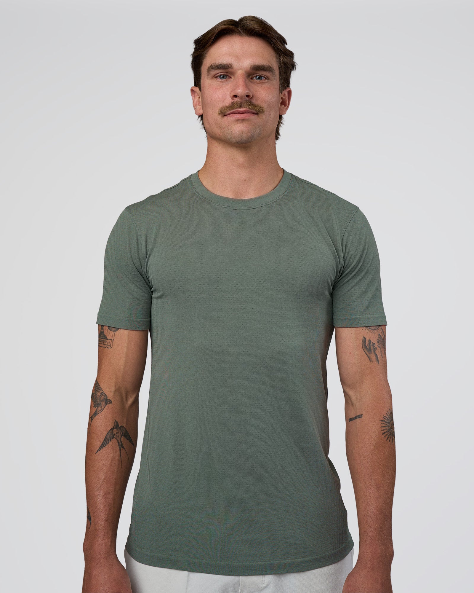 Man wearing AeroFLX+ Seamless Set In Tee - Graphite/Graphite | Model:Konnor | Size:M