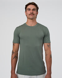 Man wearing AeroFLX+ Seamless Set In Tee - Graphite/Graphite | Model:Konnor | Size:M | Thumbnail Index: 0