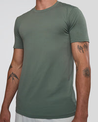 Man wearing AeroFLX+ Seamless Set In Tee - Graphite/Graphite | Model:Konnor | Size:M | Thumbnail Index: 4