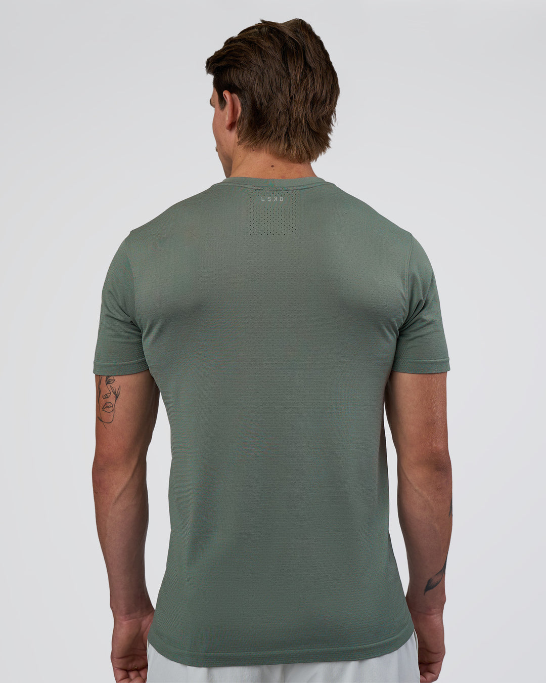 Man wearing AeroFLX+ Seamless Set In Tee - Graphite/Graphite | Model:Konnor | Size:M - view 4