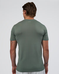 Man wearing AeroFLX+ Seamless Set In Tee - Graphite/Graphite | Model:Konnor | Size:M | Thumbnail Index: 3
