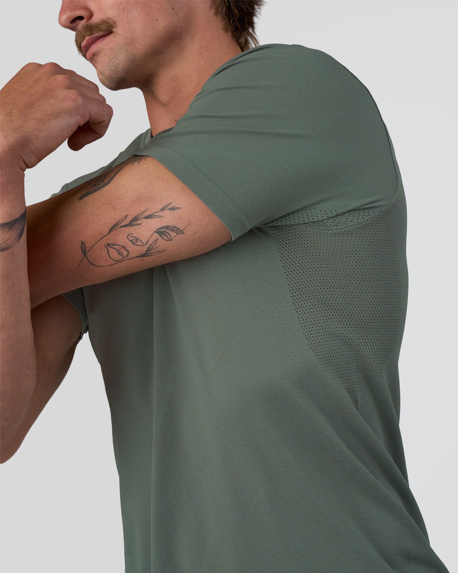 Man wearing AeroFLX+ Seamless Set In Tee - Graphite/Graphite | Model:Konnor | Size:M