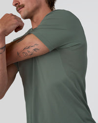 Man wearing AeroFLX+ Seamless Set In Tee - Graphite/Graphite | Model:Konnor | Size:M | Thumbnail Index: 1