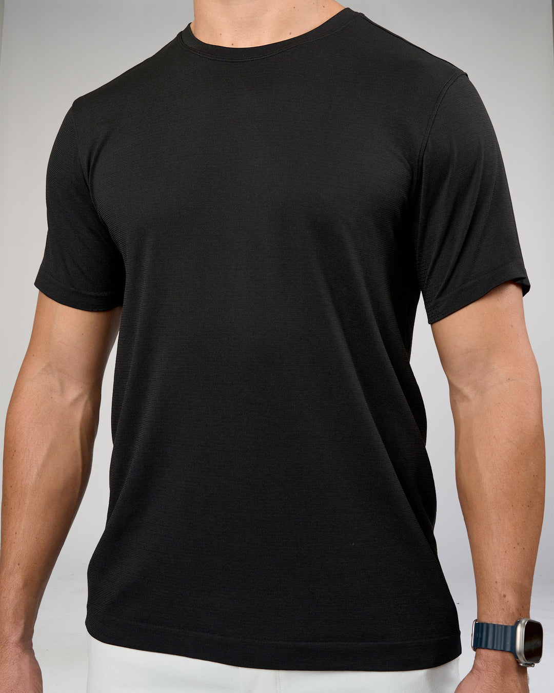 Man wearing AeroFLX+ Seamless Set In Tee Jacquard - Black | Model:Jaiden | Size:M - view 5