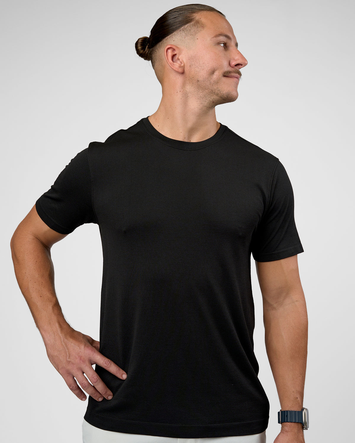 Man wearing AeroFLX+ Seamless Set In Tee Jacquard - Black | Model:Jaiden | Size:M