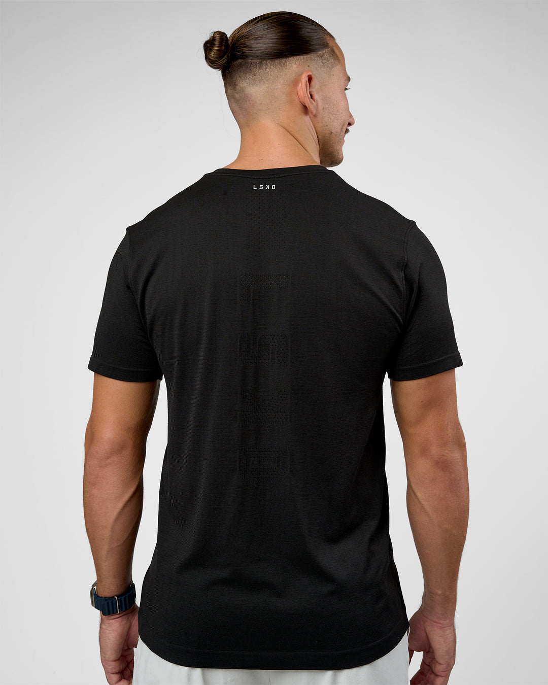 Man wearing AeroFLX+ Seamless Set In Tee Jacquard - Black | Model:Jaiden | Size:M - view 4