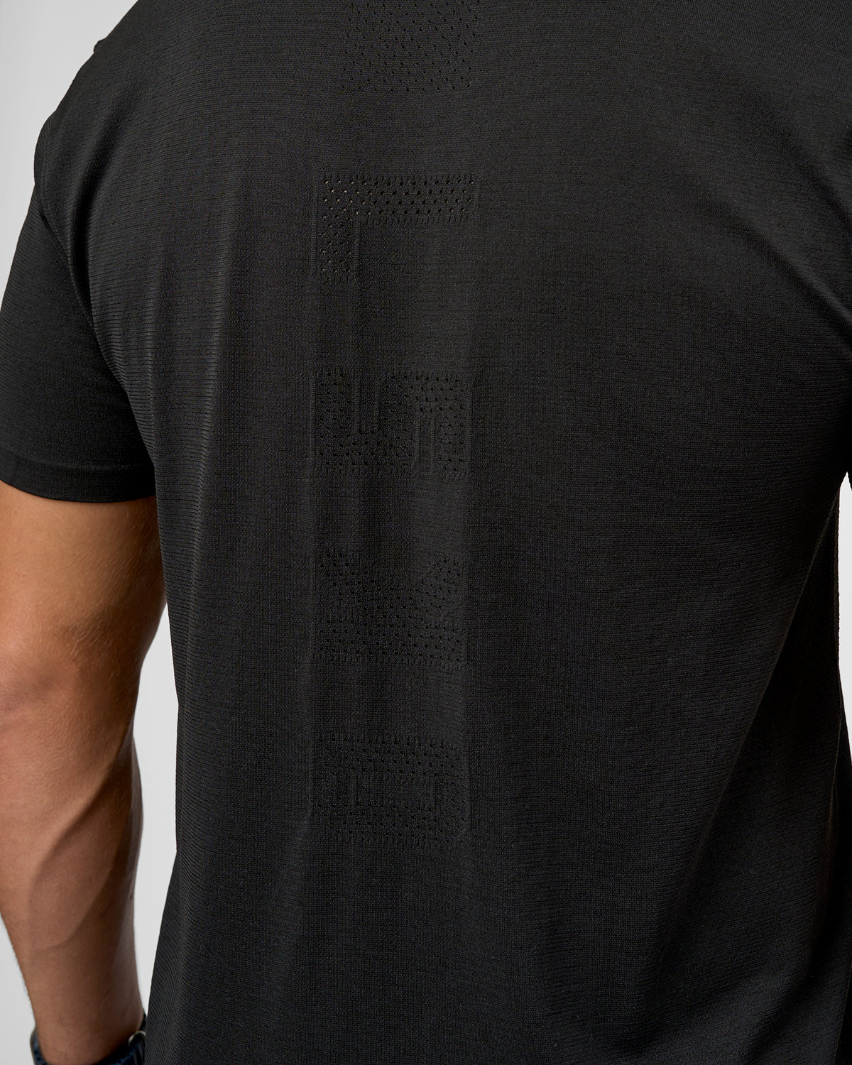 Man wearing AeroFLX+ Seamless Set In Tee Jacquard - Black | Model:Jaiden | Size:M
