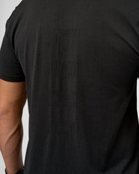 Man wearing AeroFLX+ Seamless Set In Tee Jacquard - Black | Model:Jaiden | Size:M | Thumbnail Index: 1