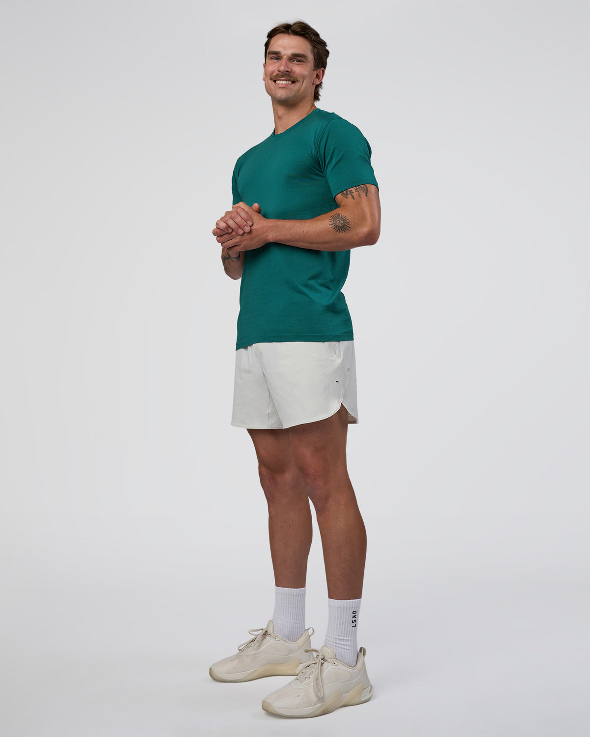 Man wearing AeroFLX+ Seamless Set In Tee - Teal/Teal | Model:Konnor | Size:M