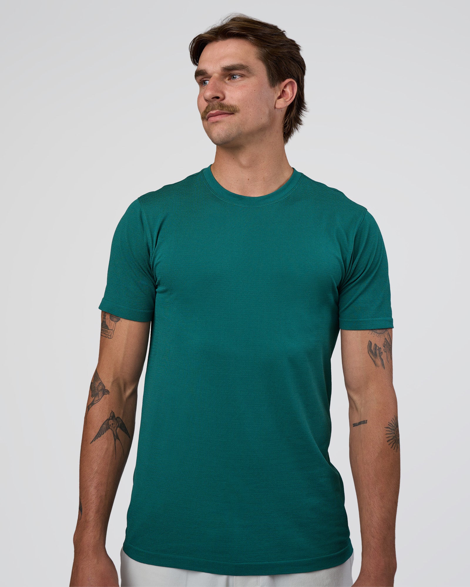 Man wearing AeroFLX+ Seamless Set In Tee - Teal/Teal | Model:Konnor | Size:M