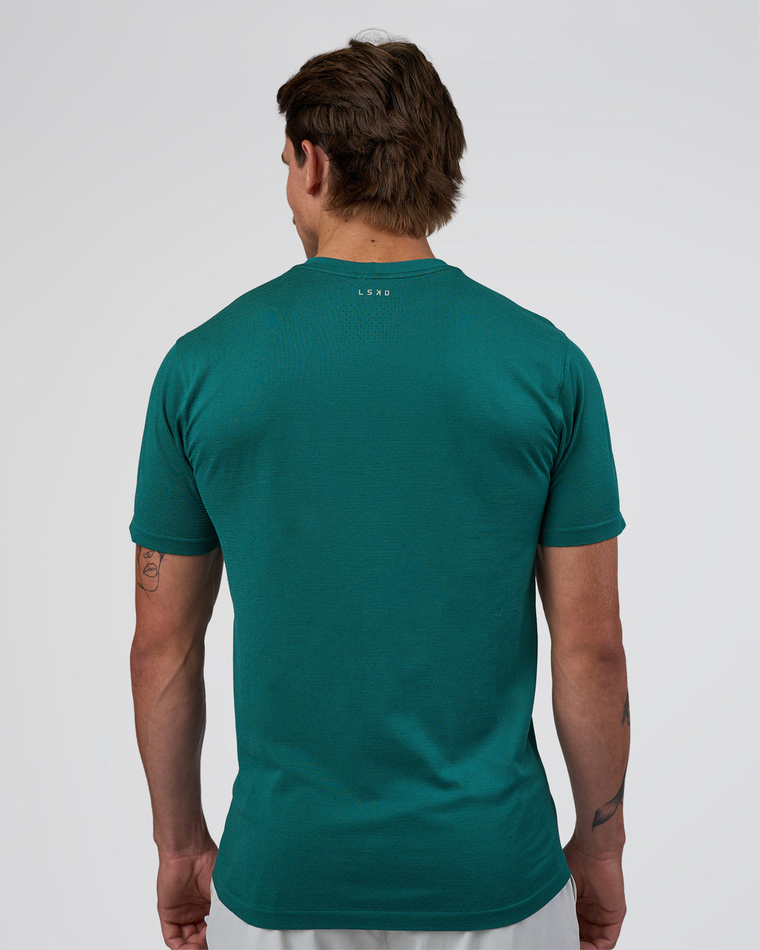 Man wearing AeroFLX+ Seamless Set In Tee - Teal/Teal | Model:Konnor | Size:M - view 4