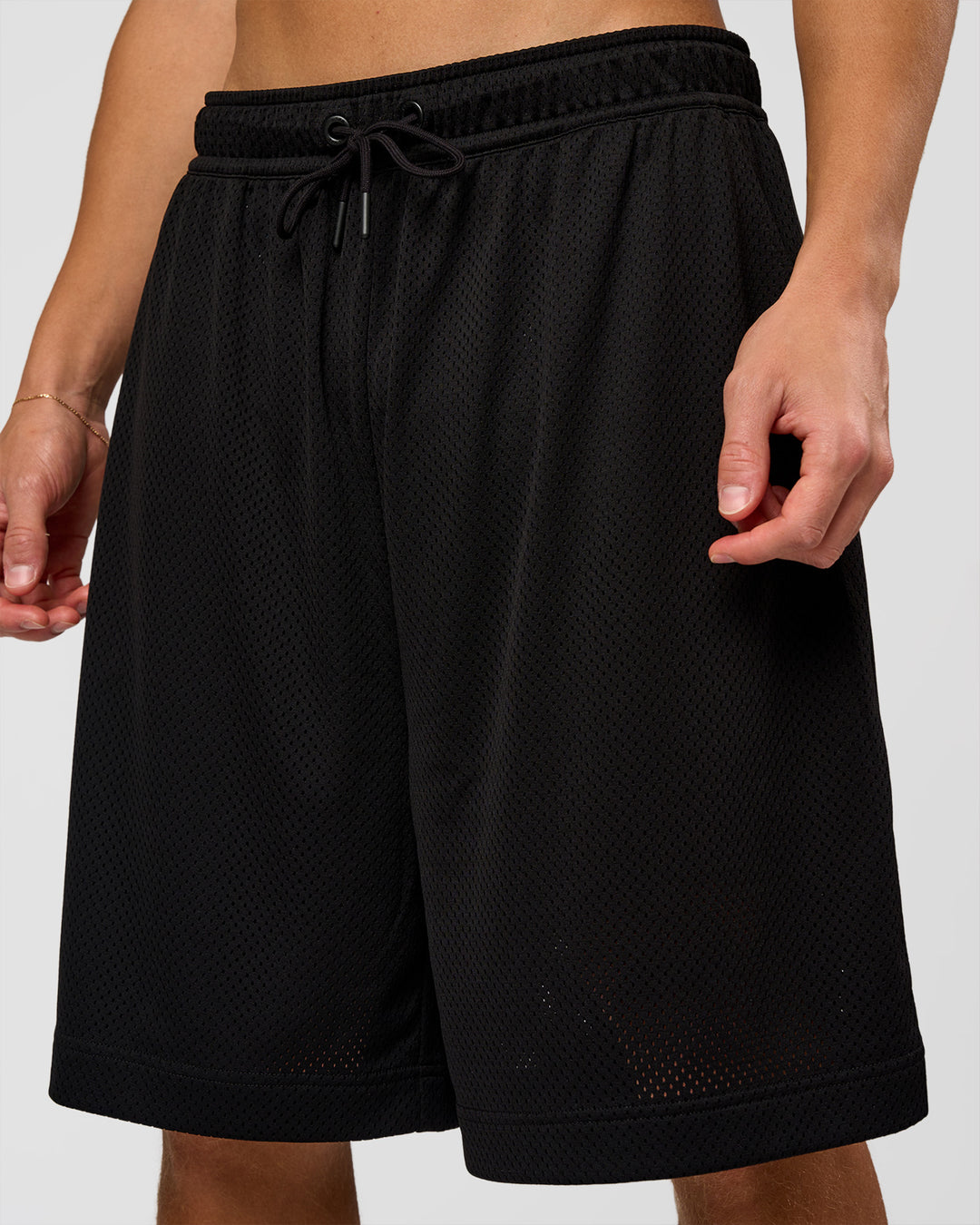 Man wearing AirCore Mesh 7" Short - Black | Model:Leandro | Size:M - view 7