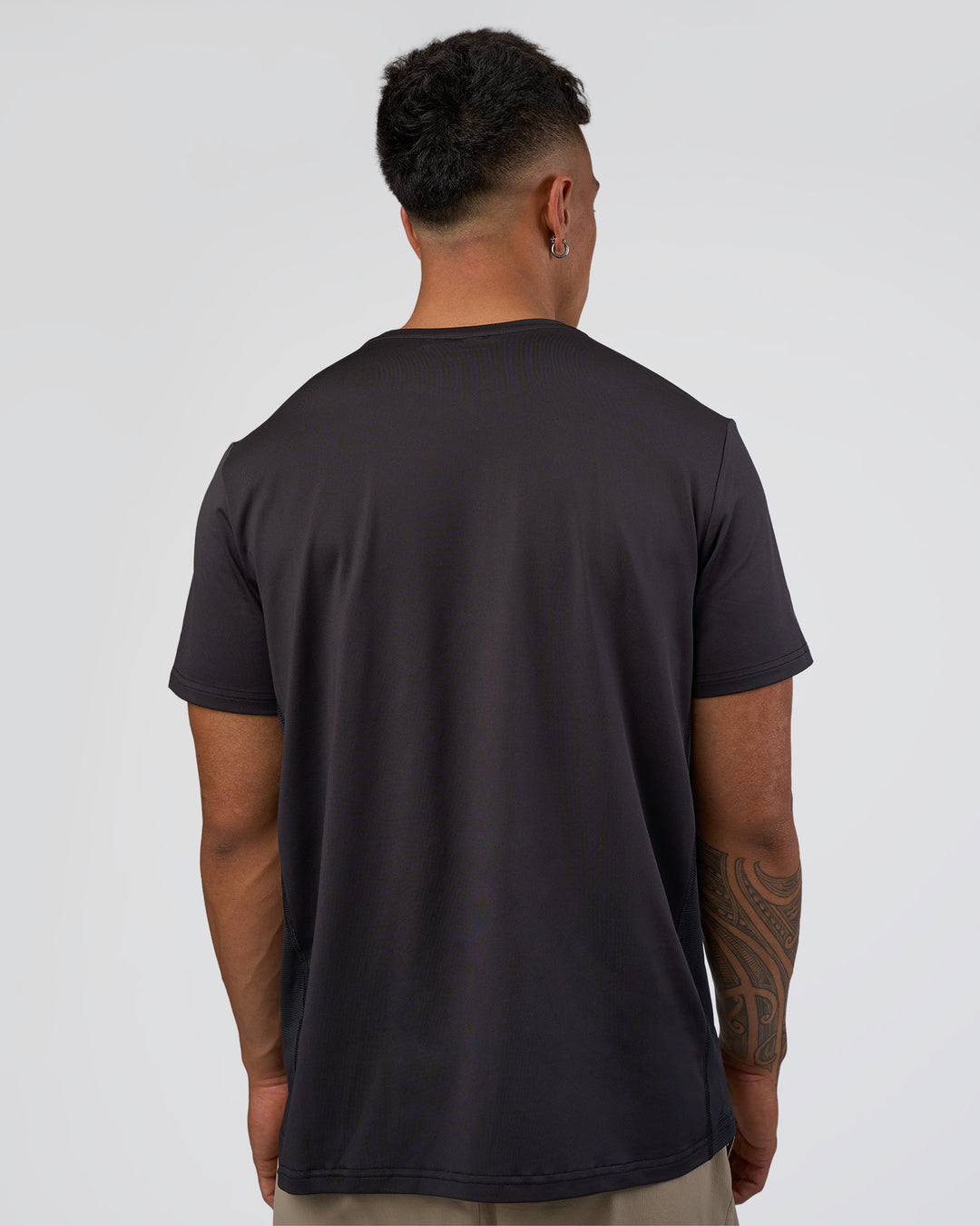 Man wearing AirTrack Tee - Black | Model:Daarian | Size:M - view 3