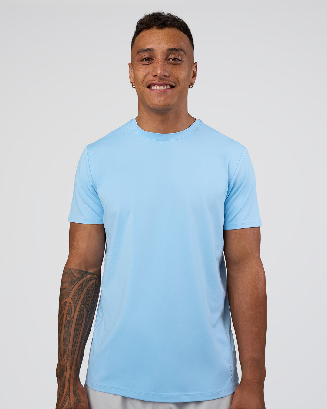 Man wearing AirTrack Tee - Open Air | Model:Daarian | Size:M - view 4