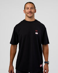 Man wearing Archive FLXCotton Oversized Tee - Black-Scarlet | Model:Jaiden | Size:M | Thumbnail Index: 2
