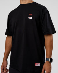 Man wearing Archive FLXCotton Oversized Tee - Black-Scarlet | Model:Jaiden | Size:M | Thumbnail Index: 6