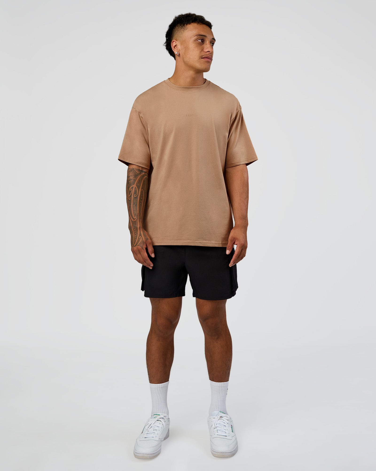 Man wearing Base FLXCotton Tee Oversized - Warm Smoke | Model:Daarian | Size:M
