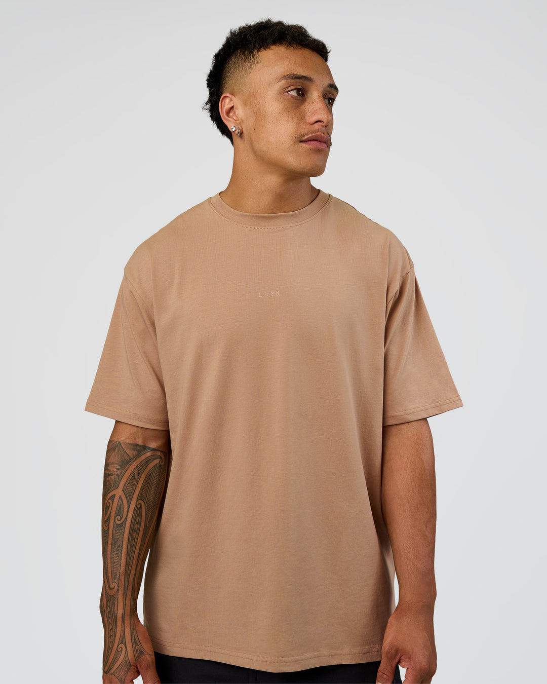 Man wearing Base FLXCotton Tee Oversized - Warm Smoke | Model:Daarian | Size:M - view 1