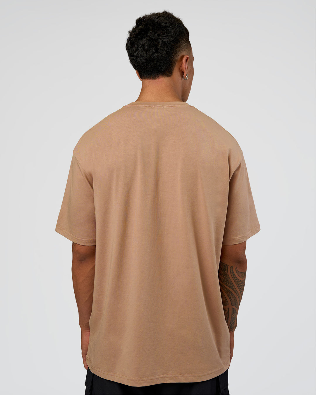 Man wearing Base FLXCotton Tee Oversized - Warm Smoke | Model:Daarian | Size:M - view 3