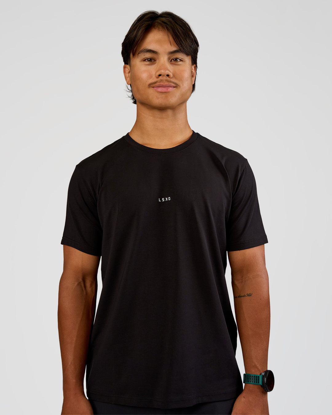 Man wearing Base FLXCotton Tee Regular Fit -8cm - Black | Model:George | Size:M - view 1