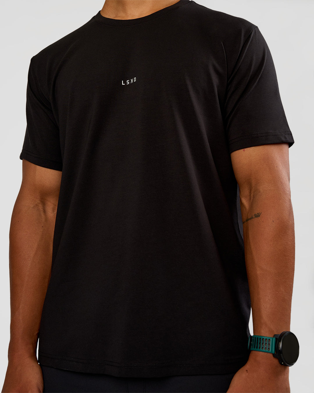 Man wearing Base FLXCotton Tee Regular Fit -8cm - Black | Model:George | Size:M - view 5