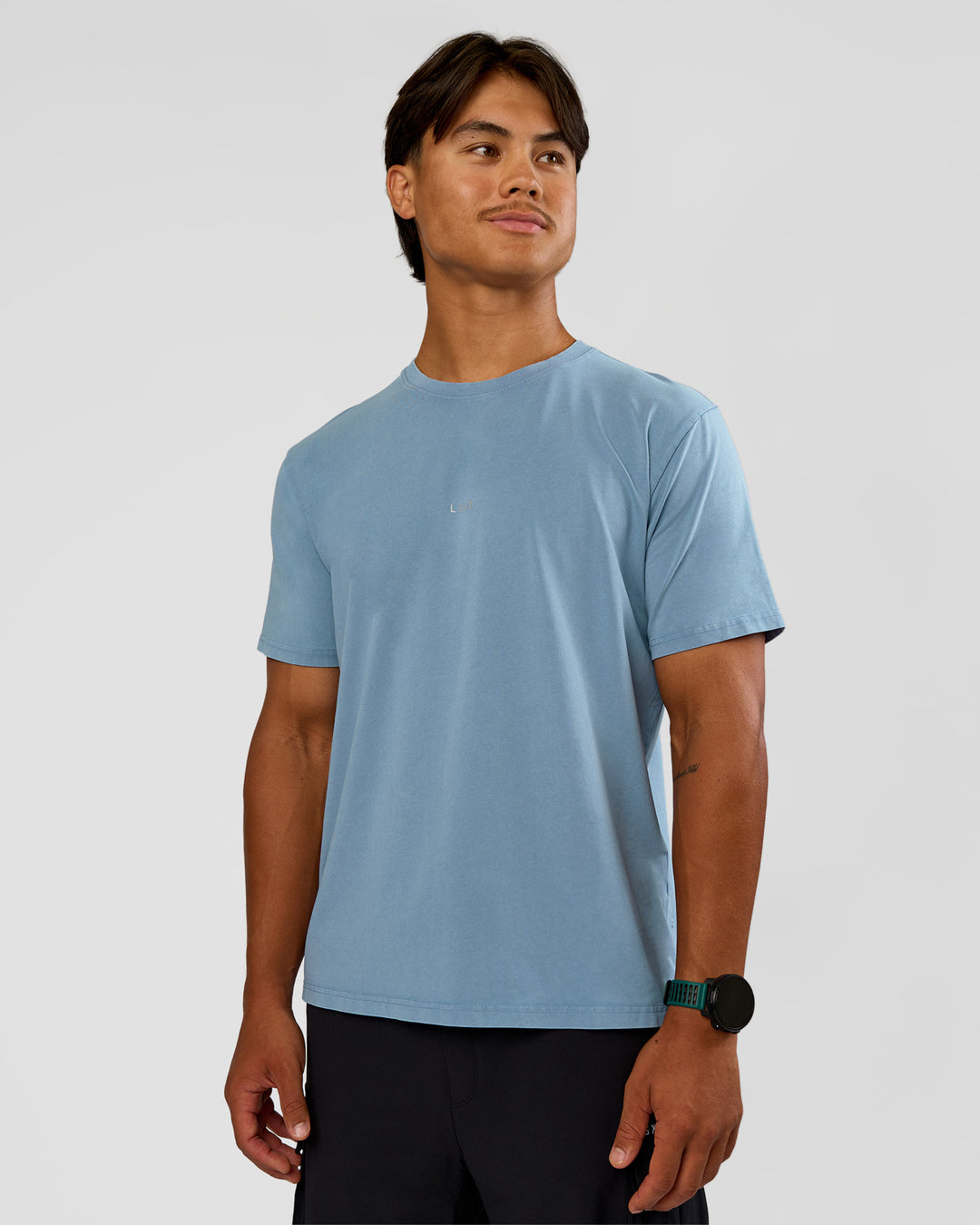 Man wearing Base FLXCotton Tee Regular Fit -8cm  - Elemental Blue Washed | Model:George | Size:M - view 1