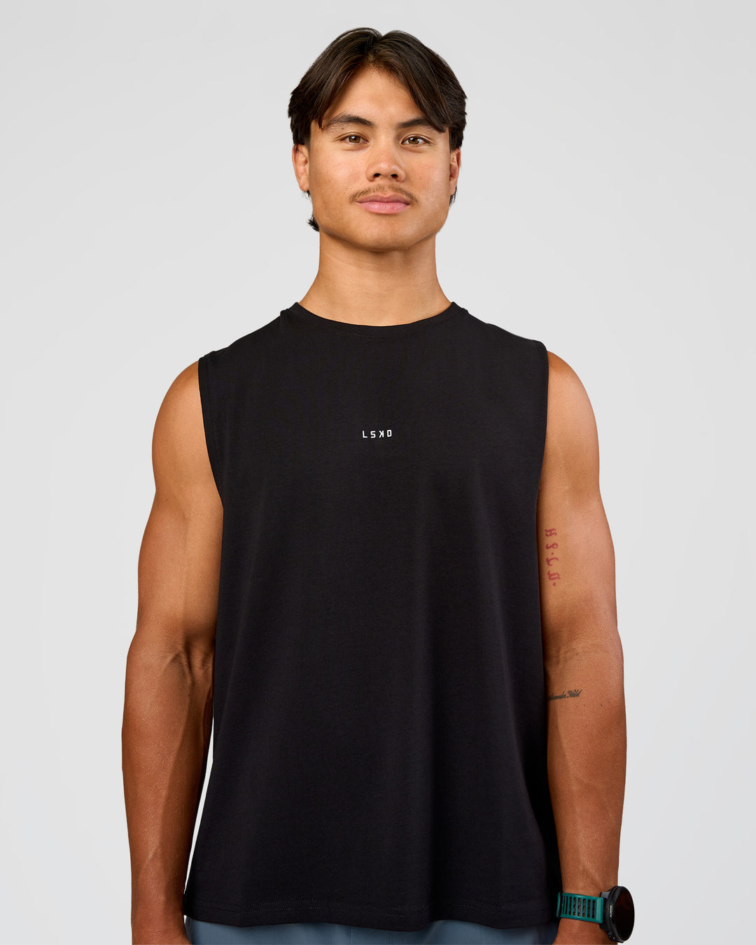Man wearing Base Heavyweight FLXCotton Tank Regular Fit -8cm - Black | Model:George | Size:M - view 1