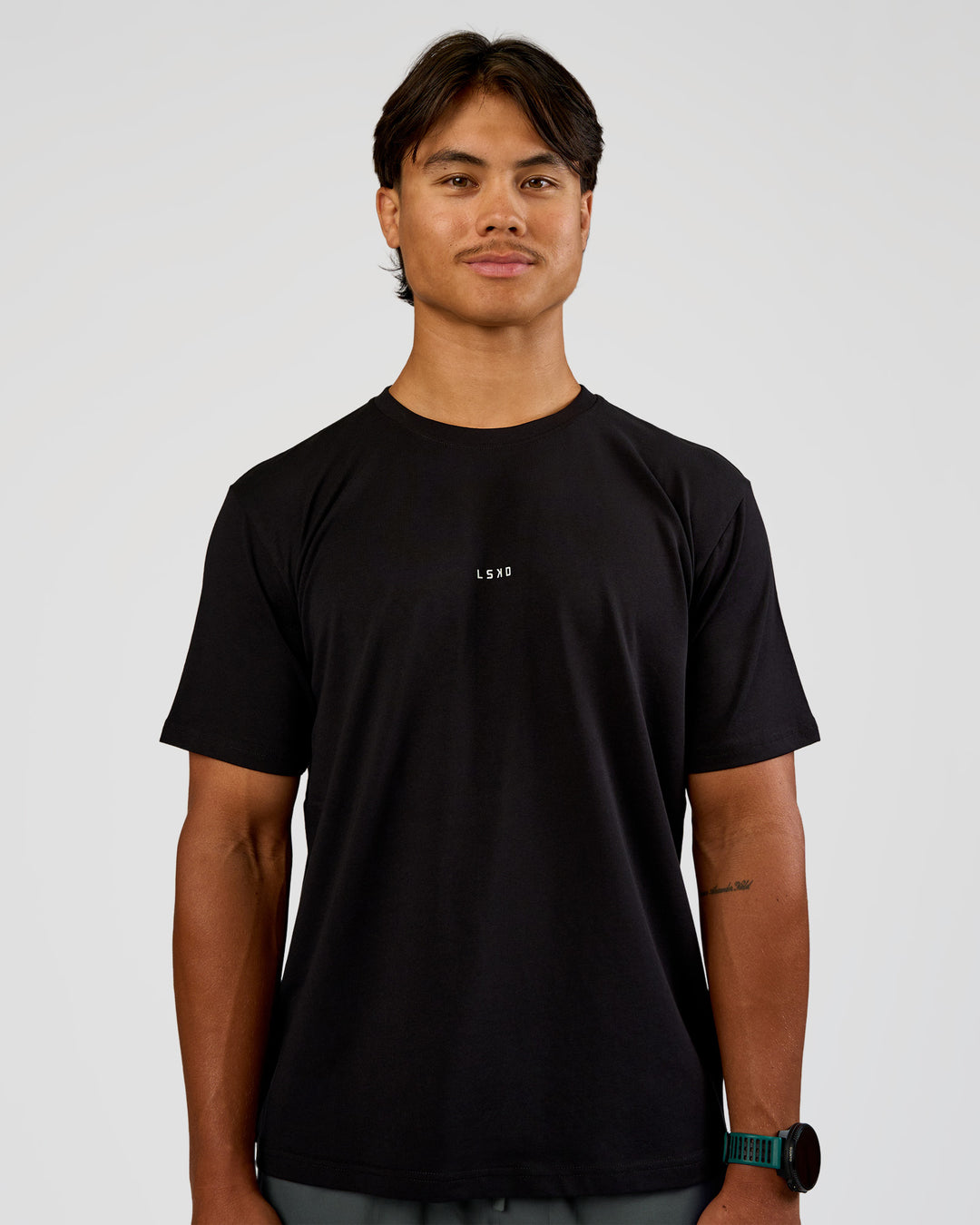 Man wearing Base Heavyweight FLXCotton Tee Regular Fit -8cm - Black | Model:George | Size:M - view 1