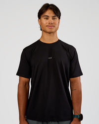 Man wearing Base Heavyweight FLXCotton Tee Regular Fit -8cm - Black | Model:George | Size:M | Thumbnail Index: 0
