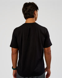 Man wearing Base Heavyweight FLXCotton Tee Regular Fit -8cm - Black | Model:George | Size:M | Thumbnail Index: 2