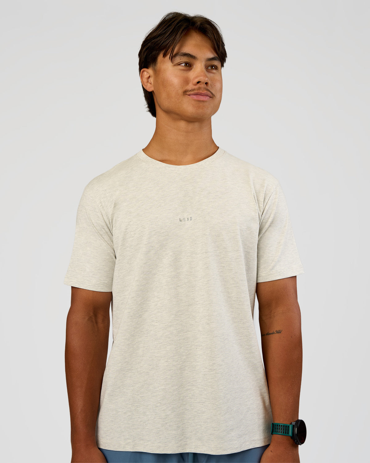 Man wearing Base Heavyweight FLXCotton Tee Regular Fit -8cm - Silver Marl | Model:George | Size:M