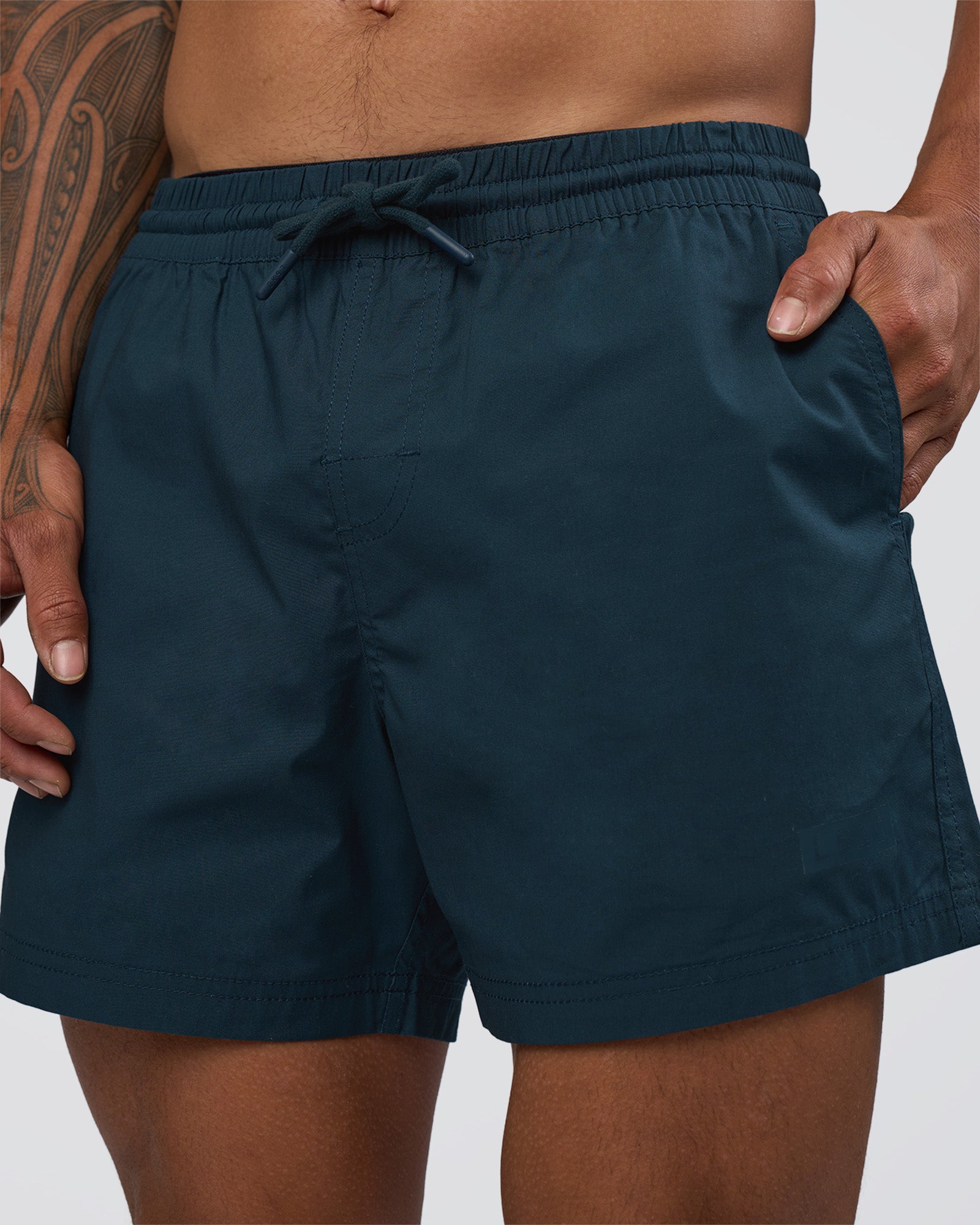 Man wearing Daily 5" Short - Night Sea | Model:Daarian | Size:M