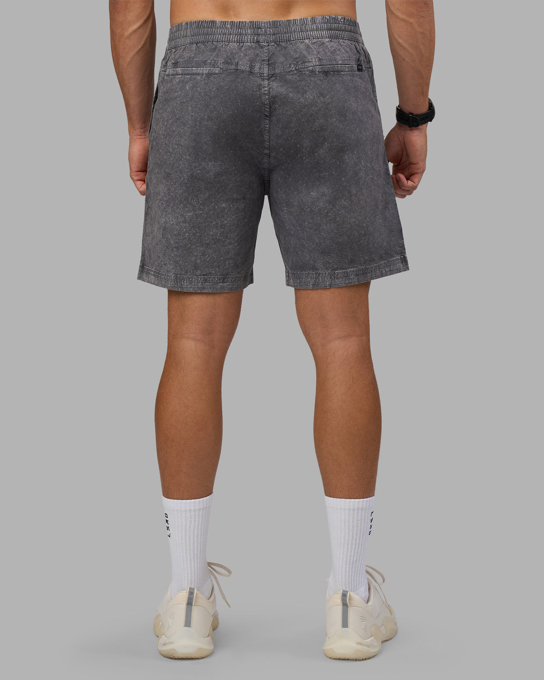 Man wearing Daily Short Pigment 7" - Pigment Dark Storm | Model:Nikola | Size:M - view 4